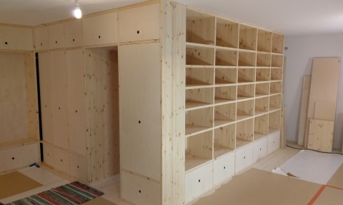 Måttanpassad bokhylla av massiv furu